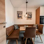 Haus Kulala - Stilvolle Zwischen Bergen & Afrikanischem Flair 아파트
